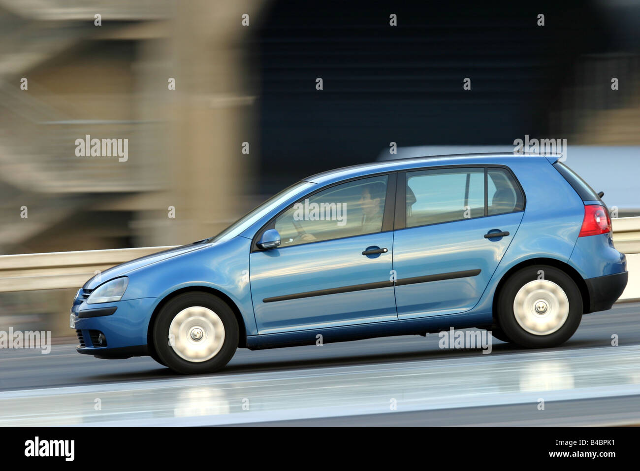 Auto VW Volkswagen Golf V 1.4 tendenza, inferiore di medie dimensioni di  classe, modello anno 2003-, metallica-blu, Limousine, FGAH, guida, lato v  Foto stock - Alamy