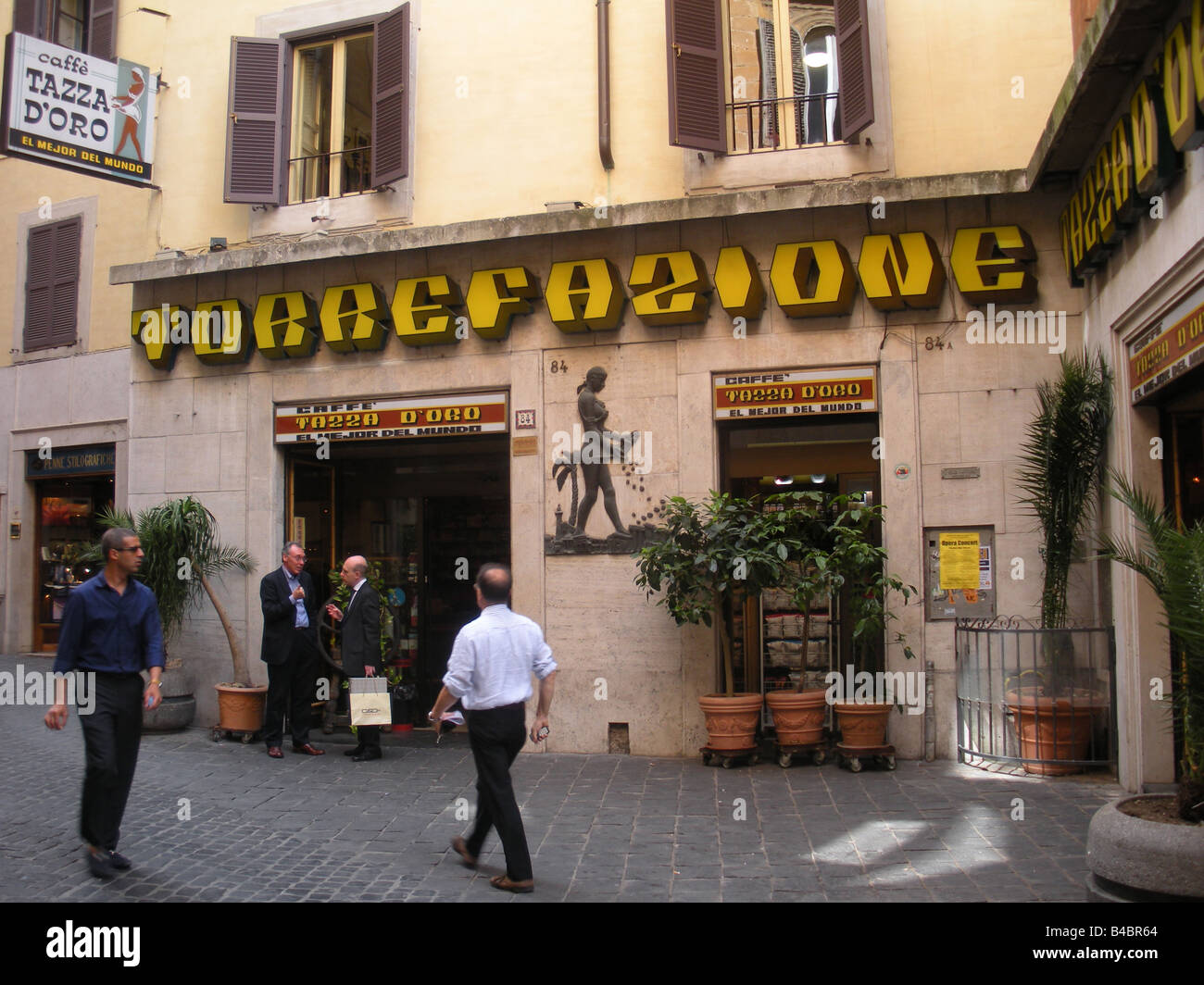 Scena di strada di fronte la casa del caffe torrefazione Tazza d'oro in Roma,  Italia Foto stock - Alamy