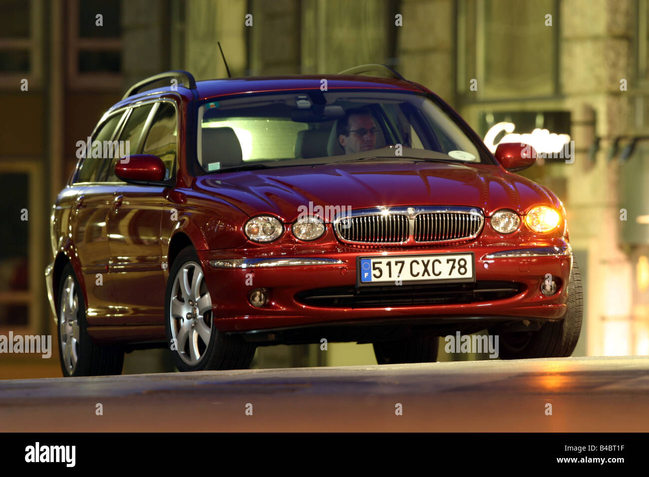 Auto Jaguar X-tipo Station Wagon 2.0 d, modello anno 2004-, classe media, berlina, di colore rubino, guida in piedi, difesa, diagonale Foto Stock