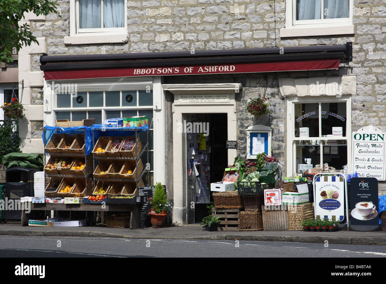 Negozio di paese a Ashton-On-acqua, Derbyshire, England, Regno Unito Foto Stock