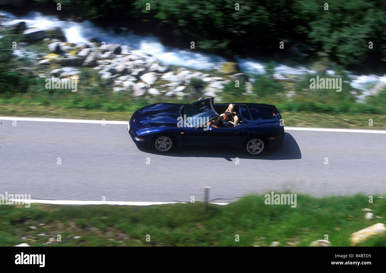 Auto, Chevrolet Corvette Cabrio, modello anno 1998-, blu, diagonale da sopra, guida, country road, open top Foto Stock