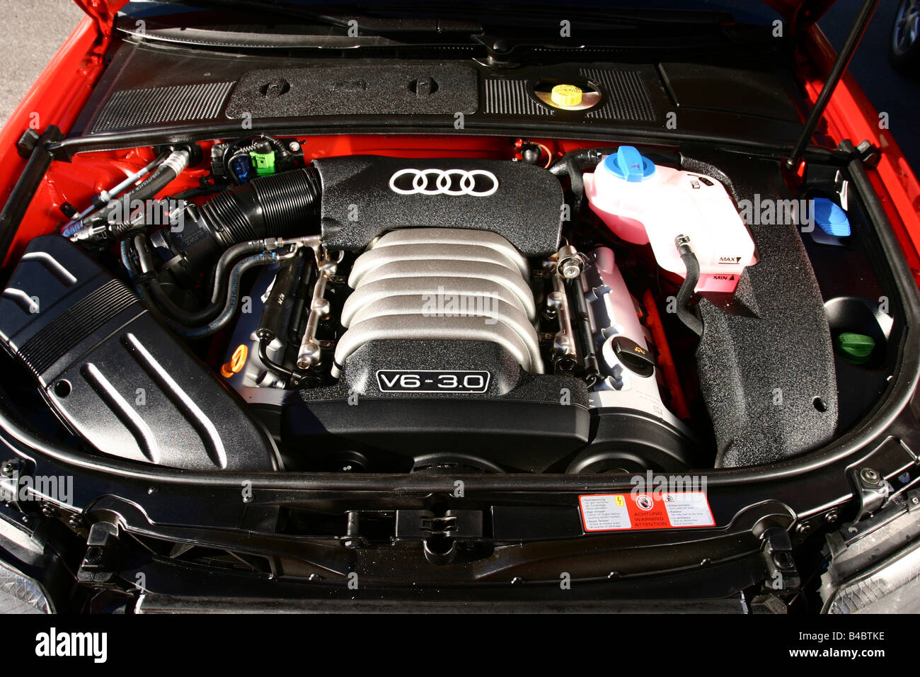 Auto Audi A4 3,0 quattro, classe media, rosso modello anno 2004-,  visualizzare nel vano motore, tecnica/accessorio, accessori, pho Foto stock  - Alamy