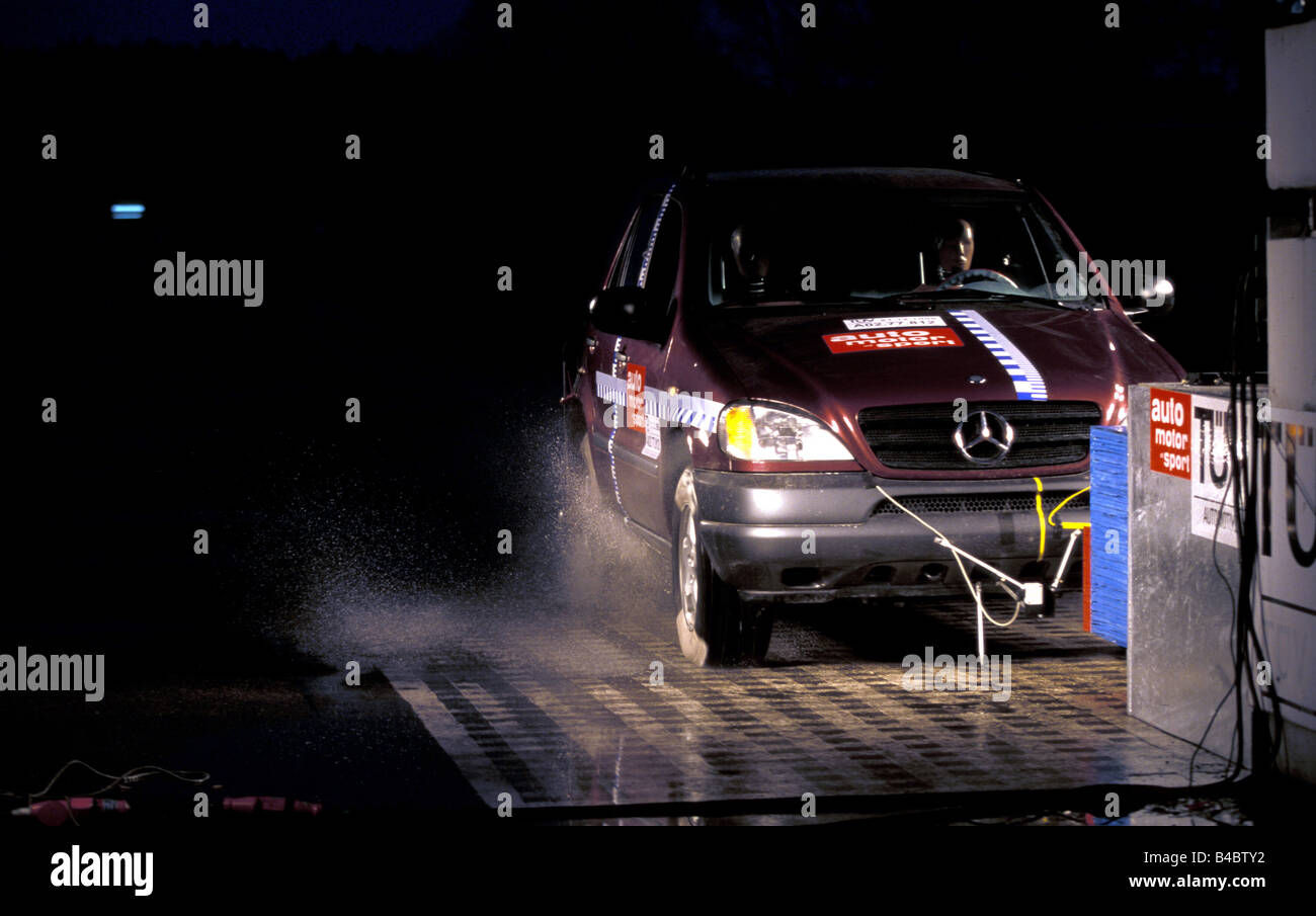 Auto, sicurezza, crash test, Mercedes ML320 Foto Stock