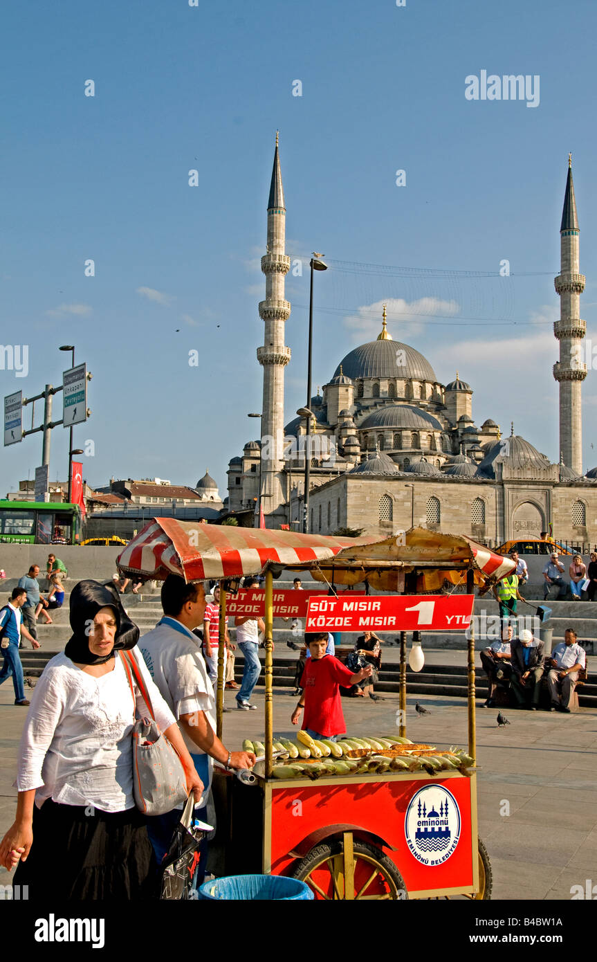 Istanbul vicino a Ponte Galata Golden Horn moschea Yeni Camil Meydani Eminonu a caldo di vendita sgombro pesce panini balik ekmek Foto Stock