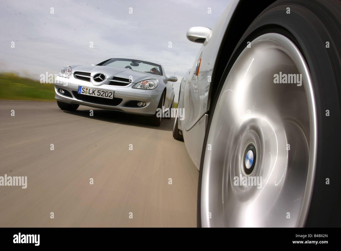 Auto, sorpassi Cabrio BMW Z4 3.0i supera, passa Mercedes SLK 350, convertibili, argento, open top, guida, diagonale Foto Stock