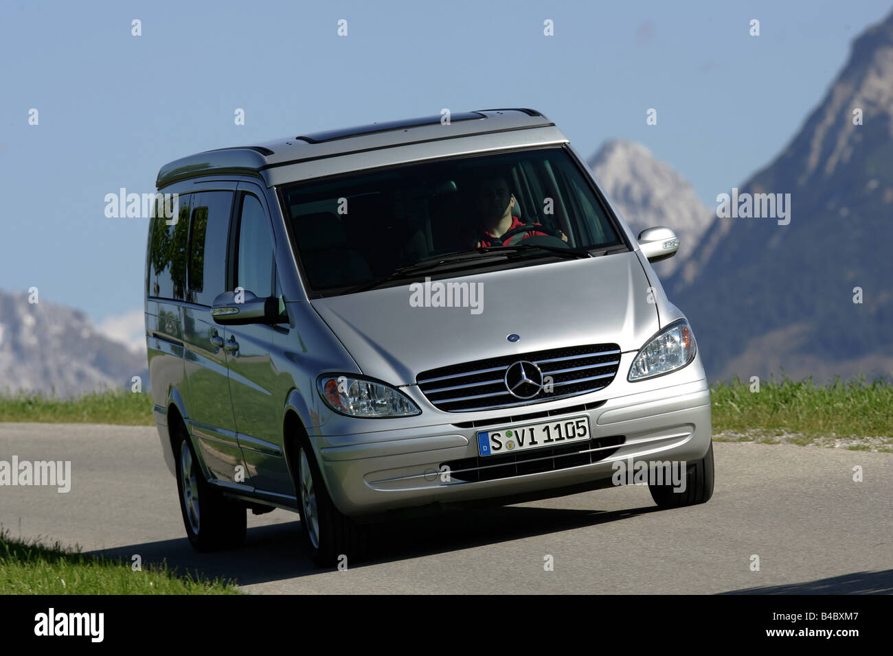 Auto Mercedes Viano CDI 2.2 Marco Polo, minibus, camper, campeggio, modello  anno 2004-, guida, diagonale dalla parte anteriore, Frontale v Foto stock -  Alamy