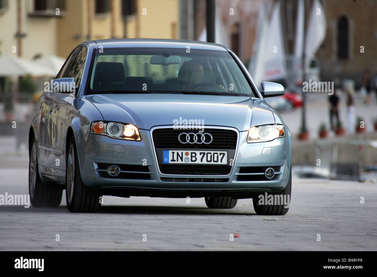 Auto Audi A4 2.0 FSI, lifting, modello anno 2004-, argento-blu, Limousine, classe media, guida, diagonale dalla parte anteriore, fronta Foto Stock