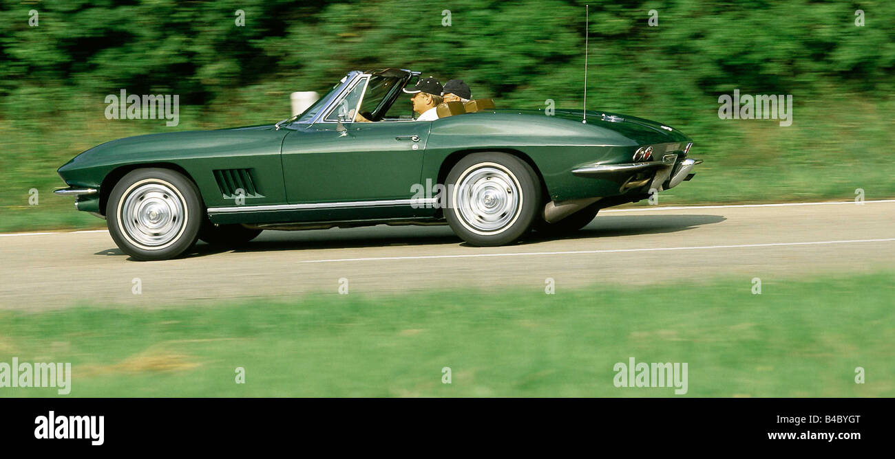 Auto Chevrolet Corvette Sting Ray, cabriolet, anno modello 1963-1967, vintage, circa sessanta, verde, guida, vista laterale, conteggio Foto Stock