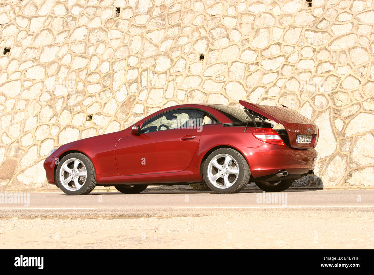 Auto Mercedes SLK 350, cabriolet, modello anno 2004-, rosso, in piedi, difesa, diagonale dal retro, vista laterale, fotografo: Foto Stock