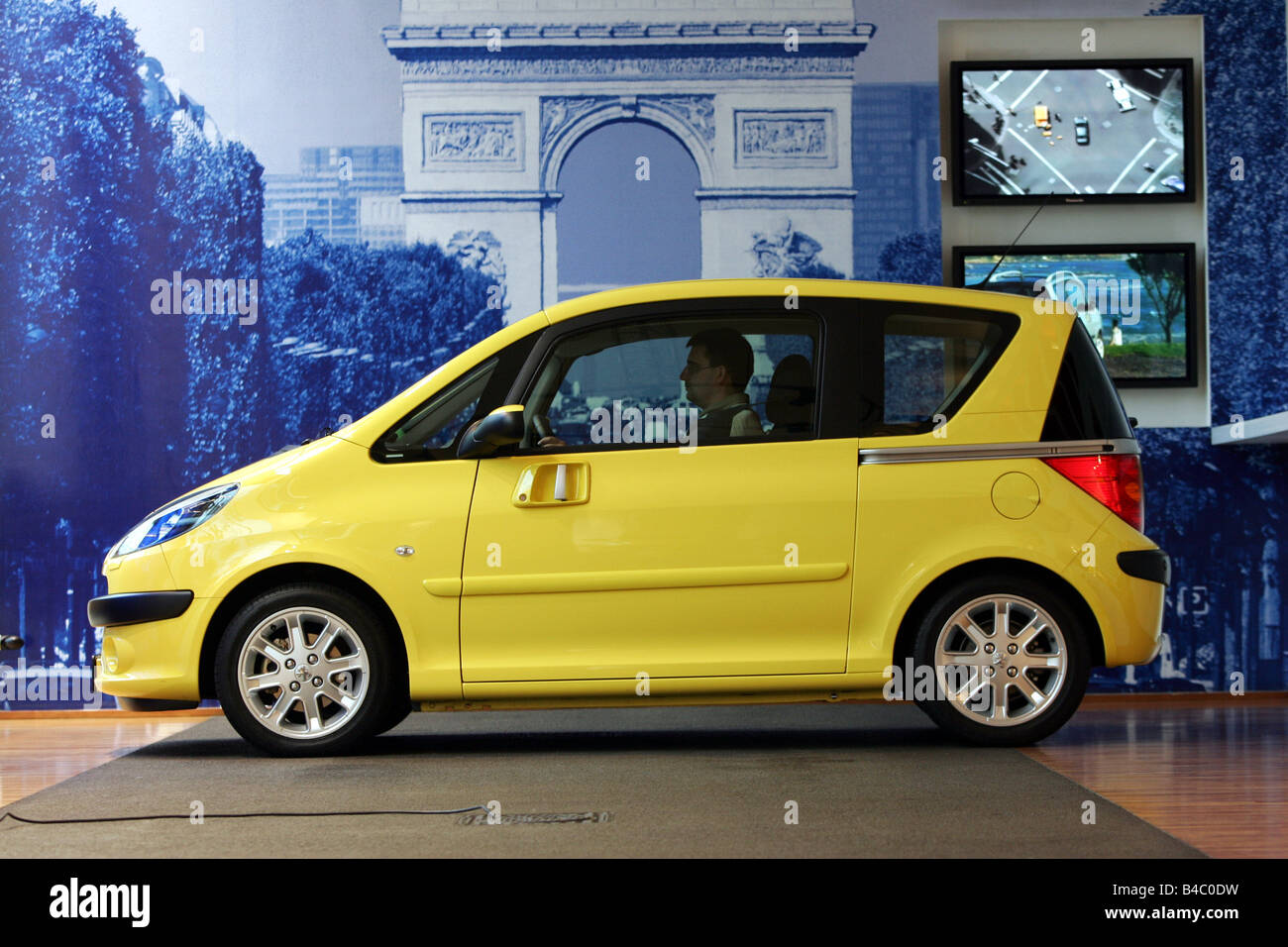 Auto, Peugeot 1007, modello anno 2004-, giallo piccolo circa, in piedi,  difesa, vista laterale, fotografo: Achim Hartmann Foto stock - Alamy