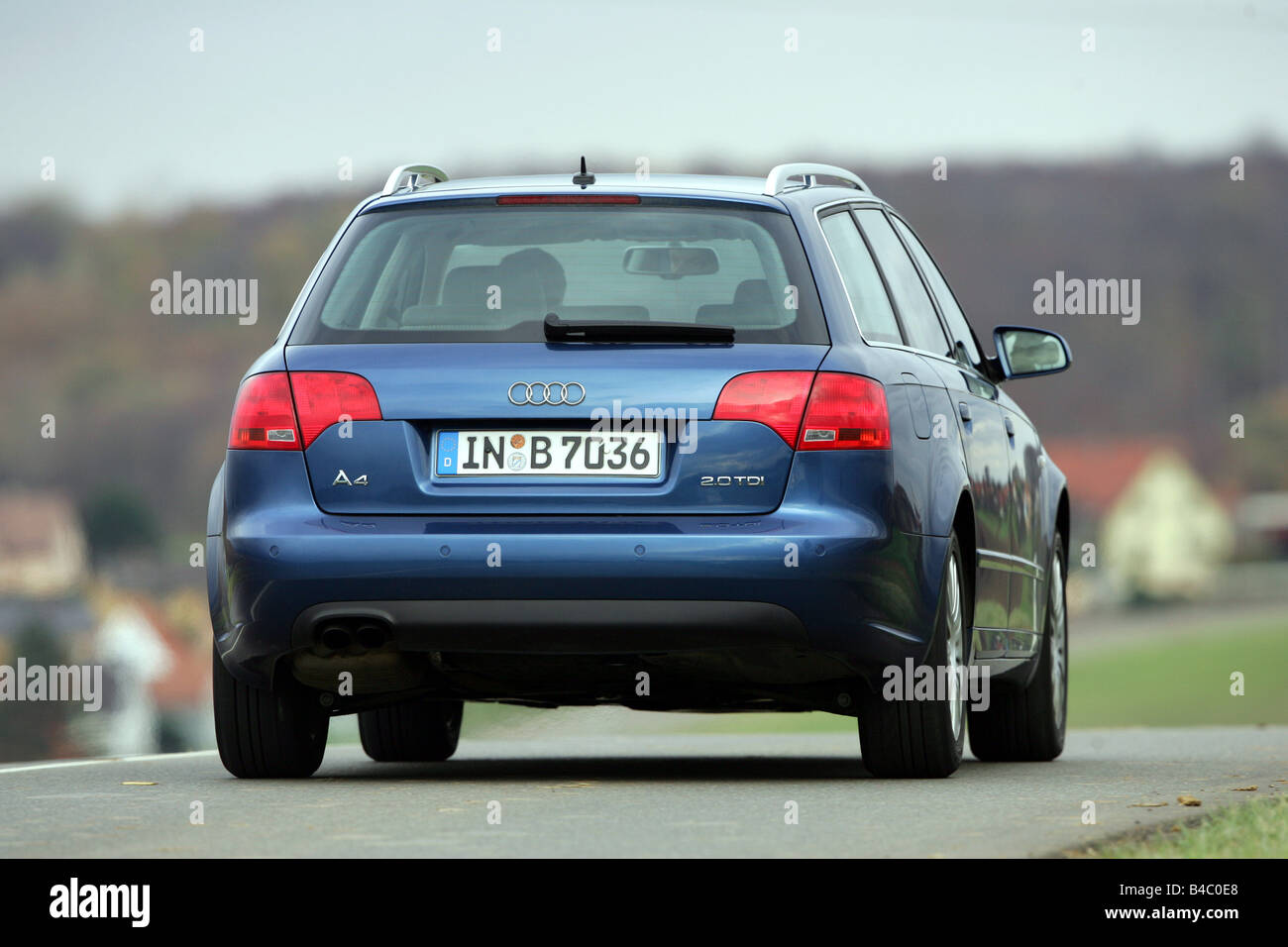 Auto Audi A4 Avant 2.0 Tdi, Limousine, Berlina, Superiore Di Medie Dimensioni , Modello Anno 2004-, Blu In Movimento Diagonale, Dal Retro, Re Foto Stock - Alamy