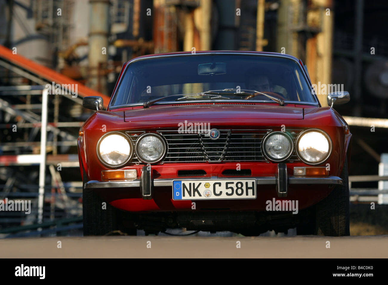 Auto, Alfa Romeo Bertone 2000, rosso, youngtimer, il 70s, in piedi, difesa,  vista frontale, Città, fotografo: Uli Jooss Foto stock - Alamy