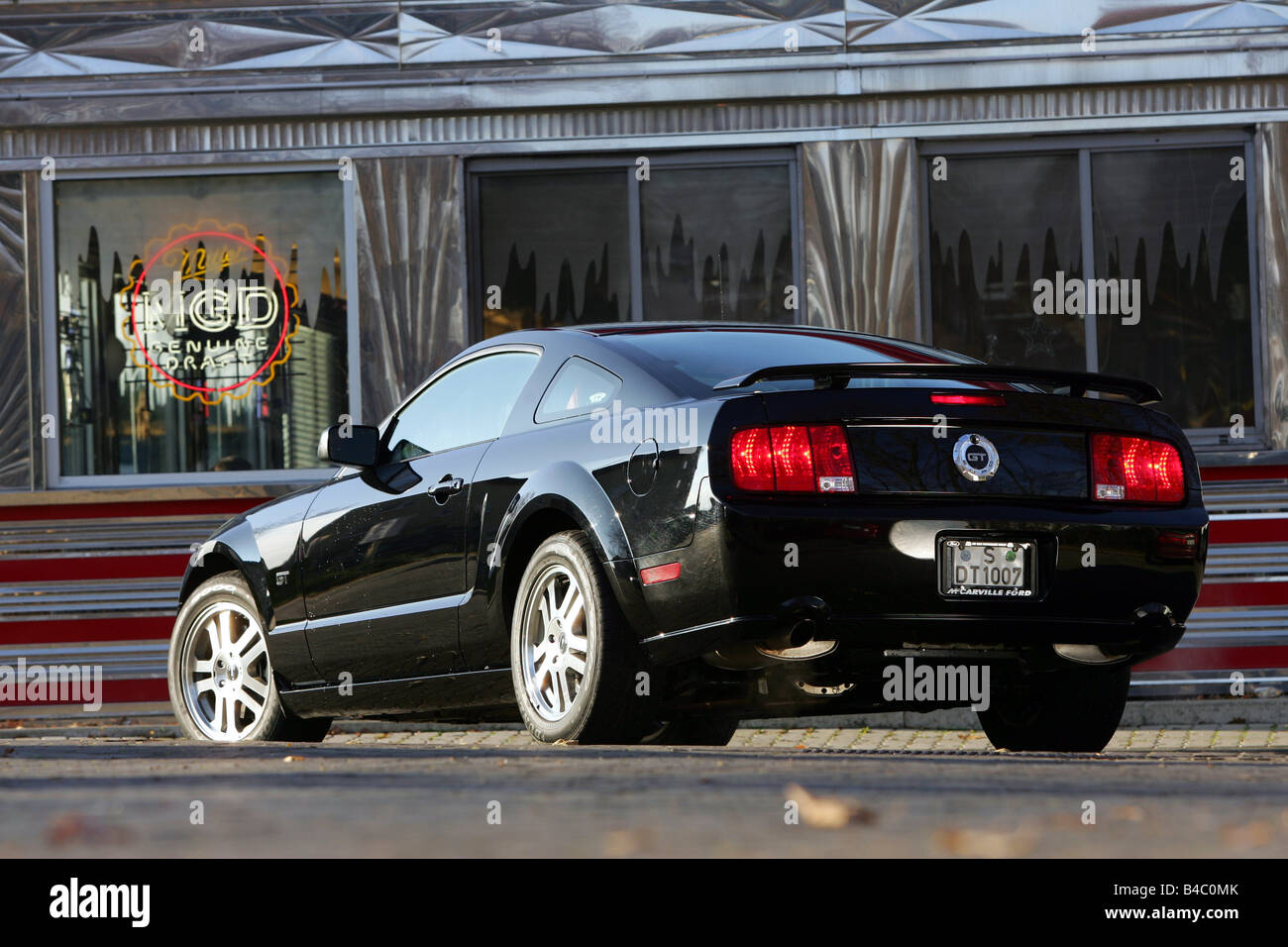 Auto, Ford Mustang GT, modello anno 2004-, roadster, coupe/Coupe, nero, in  piedi, difesa, diagonale dal retro, vista posteriore, ph Foto stock - Alamy