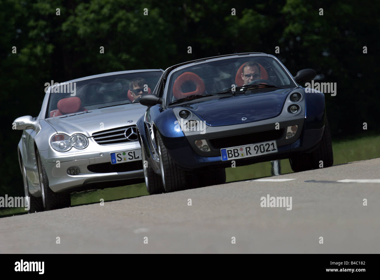 Auto, Verfolgung / sorpassare, Mercedes SL 600 dietro Smart Roadster, la guida, diagonale dalla parte anteriore, vista frontale, strada di campagna, Foto Stock