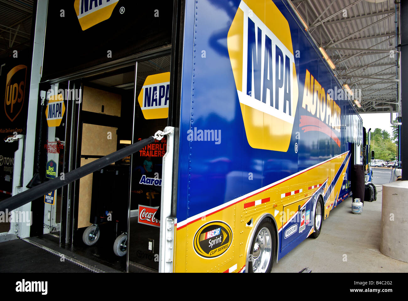 Michael Waltrip Raceworld USA NASCAR racing team car hauler del trattore e del rimorchio officina itinerante Foto Stock