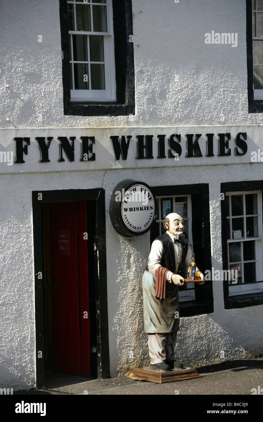 Città di Inveraray, Scozia. Il Loch Fyne whisky shop on the Royal Burgh di Inveraray il Main Street East. Foto Stock