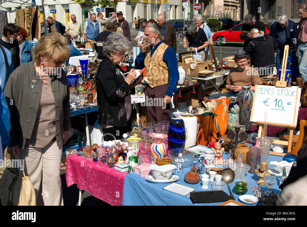 Stand con antichità e cose vecchie nel mercato Naschmarkt Vienna Austria Foto Stock