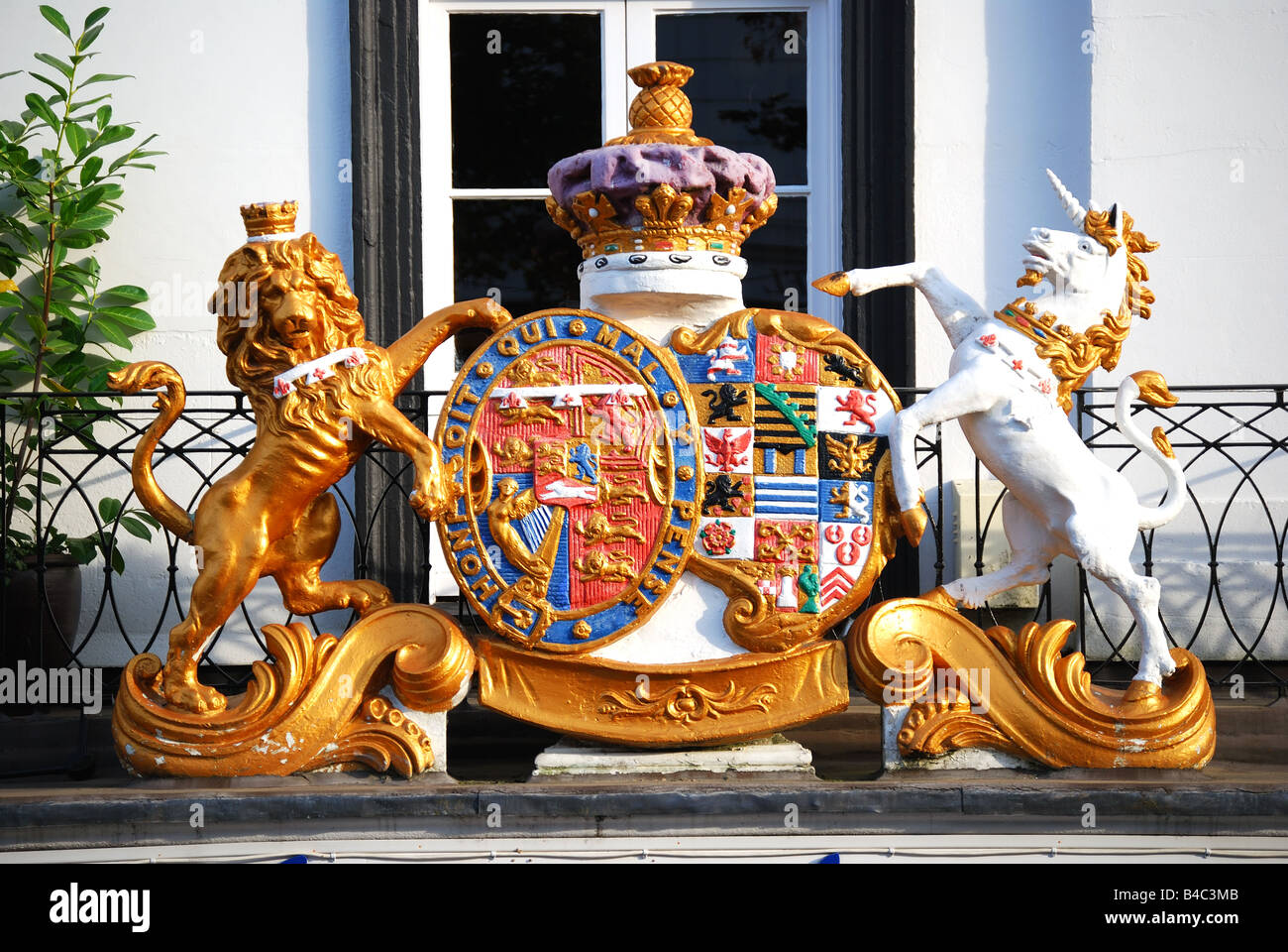 Stemma reale su edificio, The Pantiles, Royal Tunbridge Wells, Kent, England, Regno Unito Foto Stock