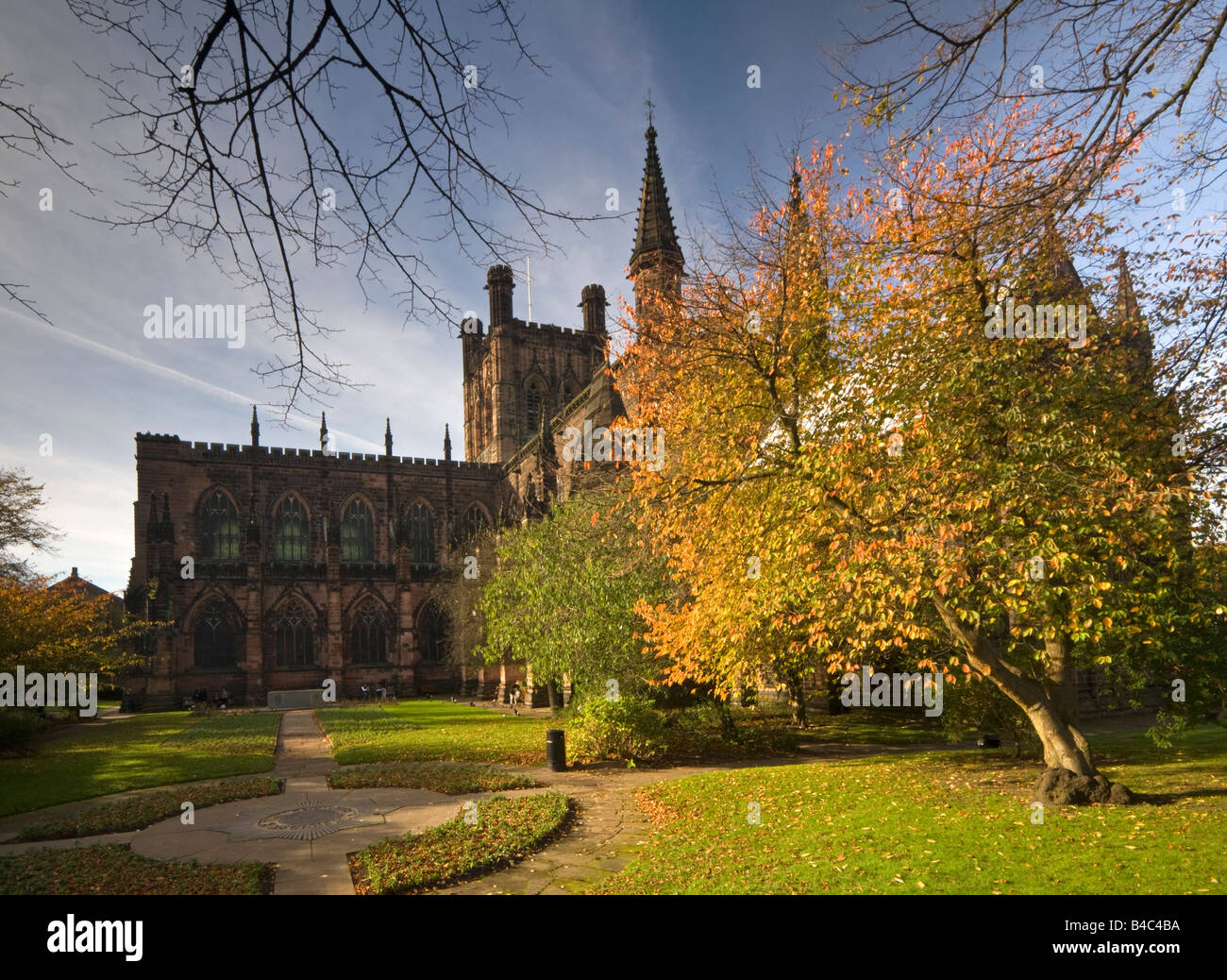 Chester Cathedral in autunno visto dalla cinta muraria della città di Chester, Cheshire, Inghilterra, Regno Unito Foto Stock