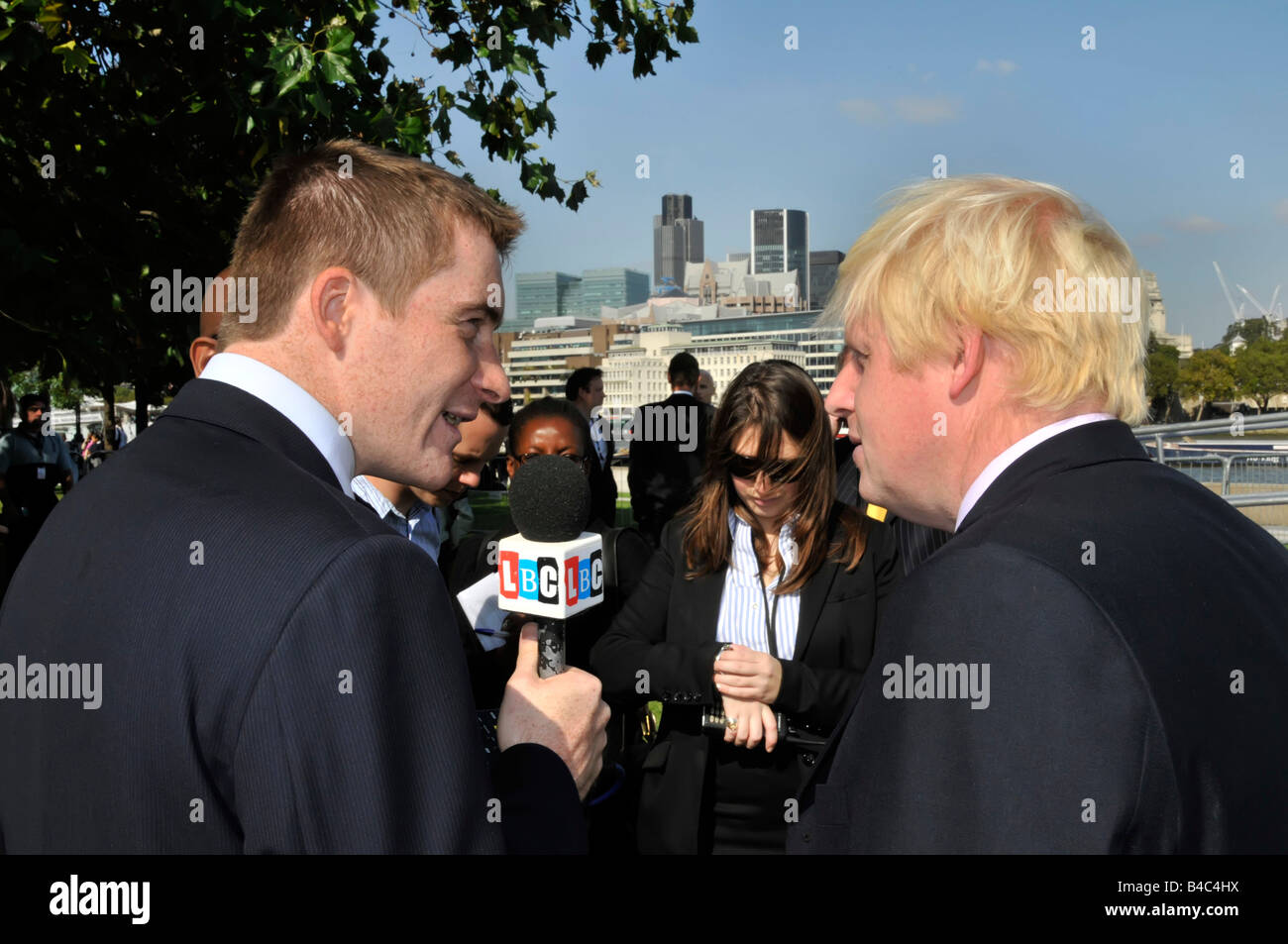 Boris Johnson sindaco di Londra alla TV stampa Olimpiadi intervista fuori City Hall Londra prima di diventare il conservatore primo ministro britannico Inghilterra Regno Unito Foto Stock