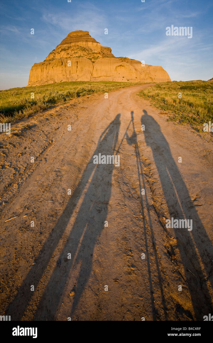 Ombre sulla strada che conduce al castello di Butte in Big Muddy Badlands, Southern Saskatchewan, Canada. Foto Stock