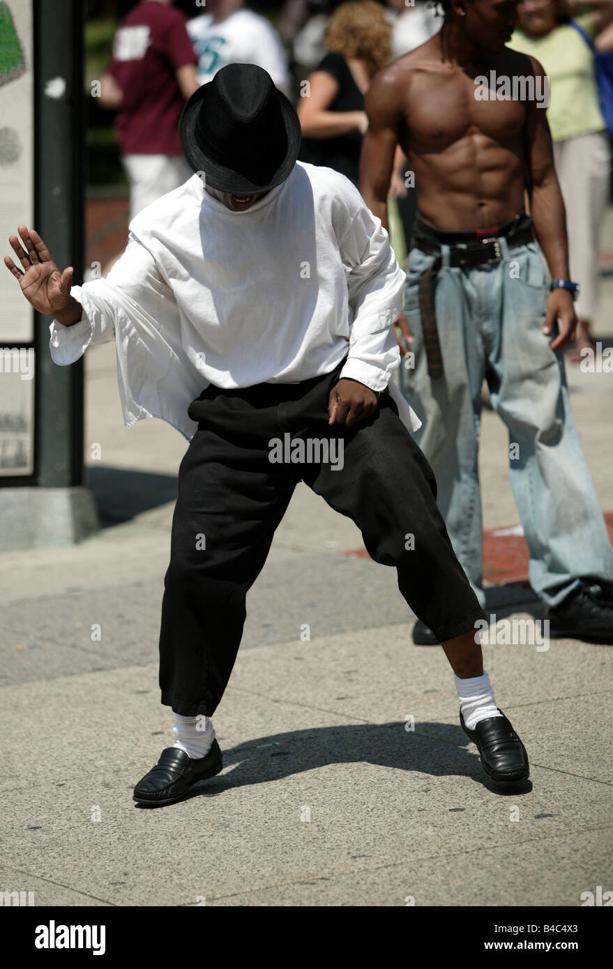 Un Michael Jackson impersonator di eseguire vicino al parco Steeet Station nel centro cittadino di Boston Foto Stock