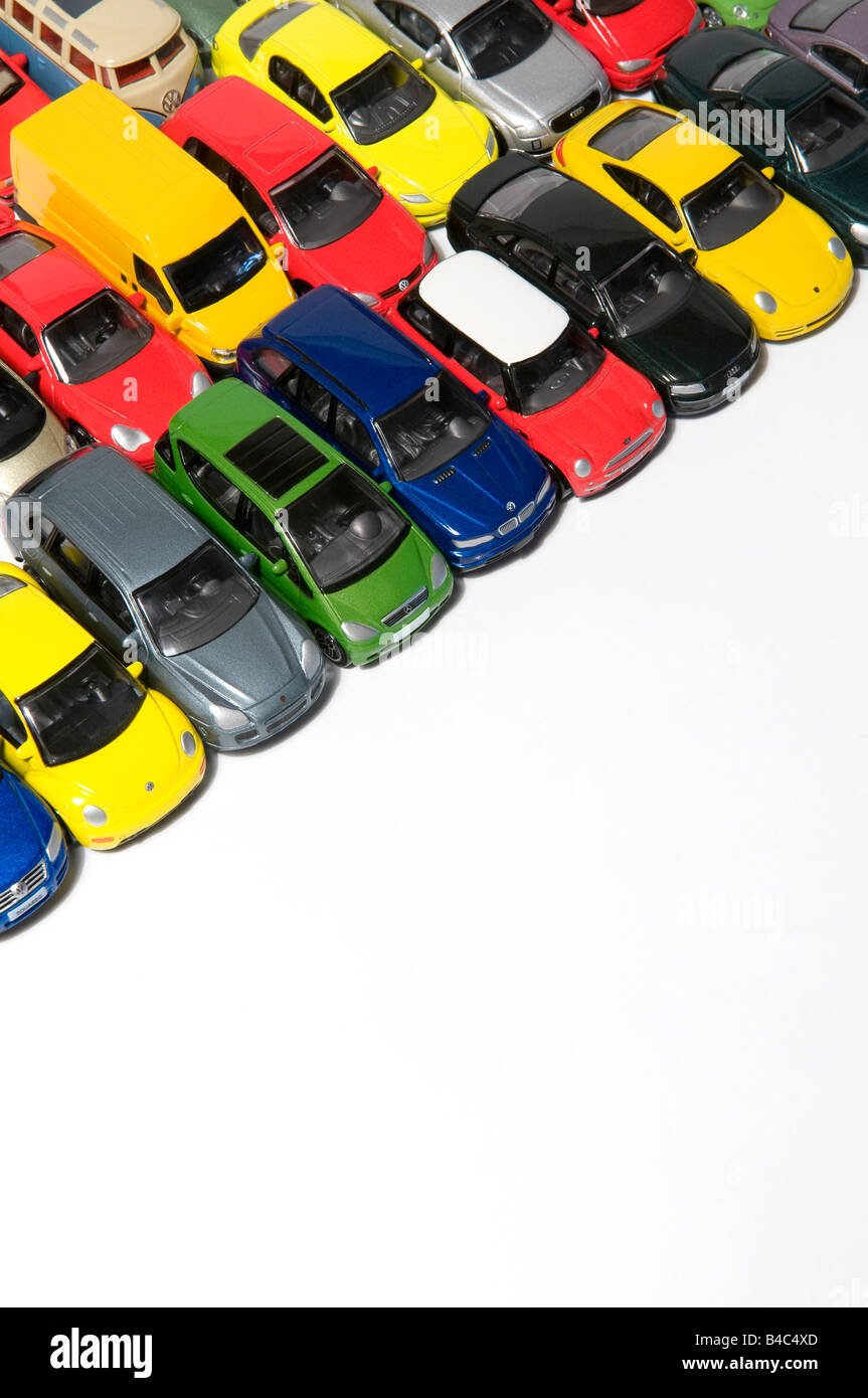 Giocattolo colorato automobili su sfondo bianco Foto Stock