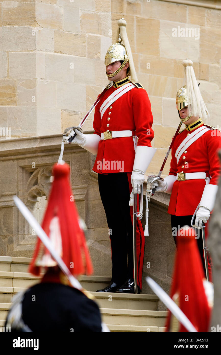 I soldati del cavallo protezioni sul dazio cerimoniale durante la giarrettiera cerimonia al Castello di Windsor Foto Stock