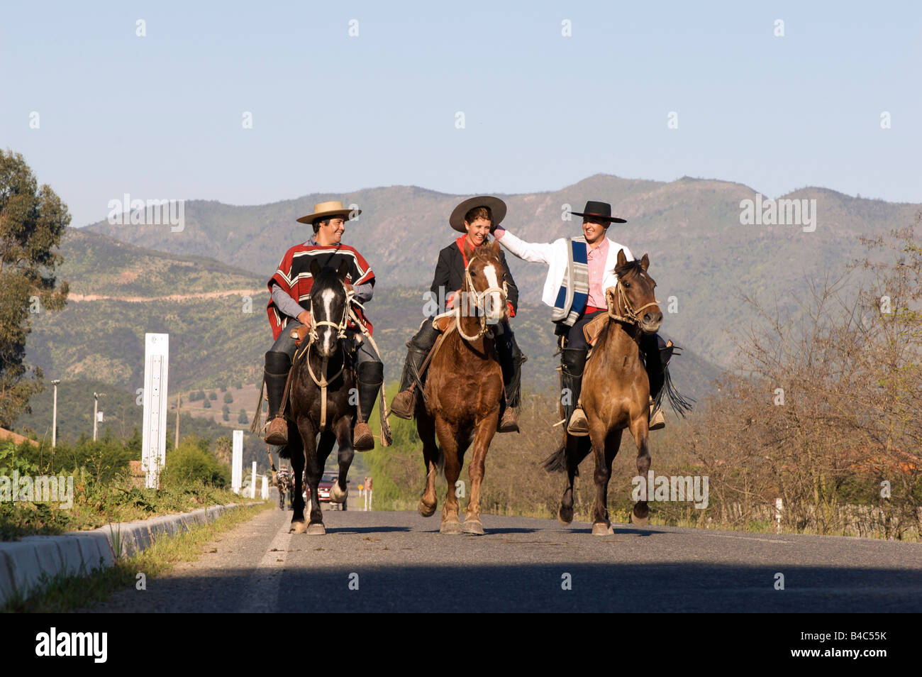 Condivisione Huasos uno scherzo mentre passeggiate sul Apalta road verso Cunaco per un rodeo Colchagua Cile Foto Stock