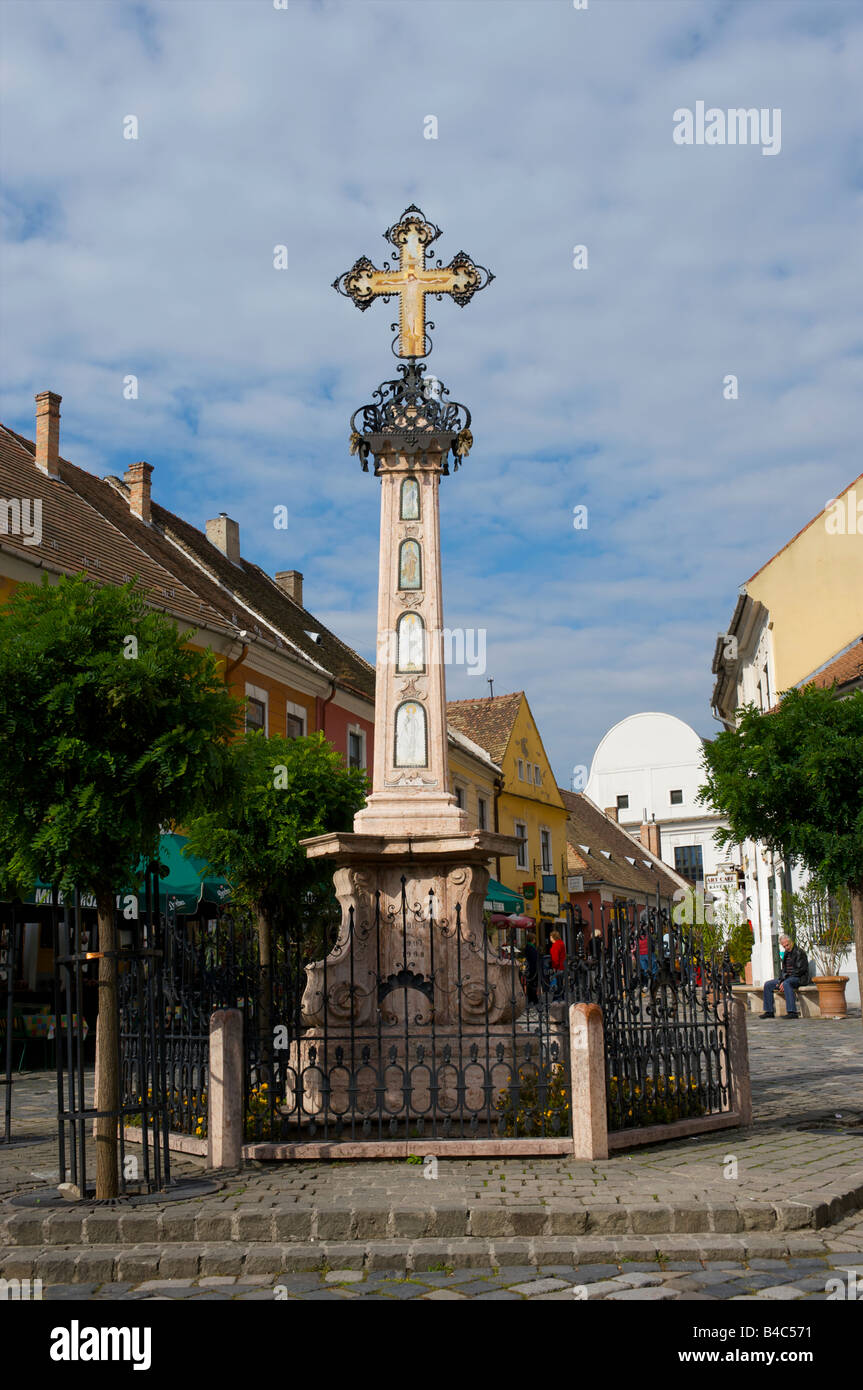 Croce di mercato e degli edifici circostanti, Szentendre, Ungheria, un piccolo villaggio a venti chilometri fino al Danubio da Budapes Foto Stock