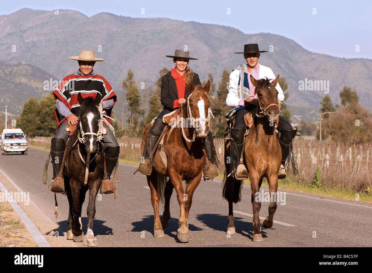Equitazione Huasos sulla strada Apalta verso Cunaco per un rodeo Colchagua Cile Foto Stock