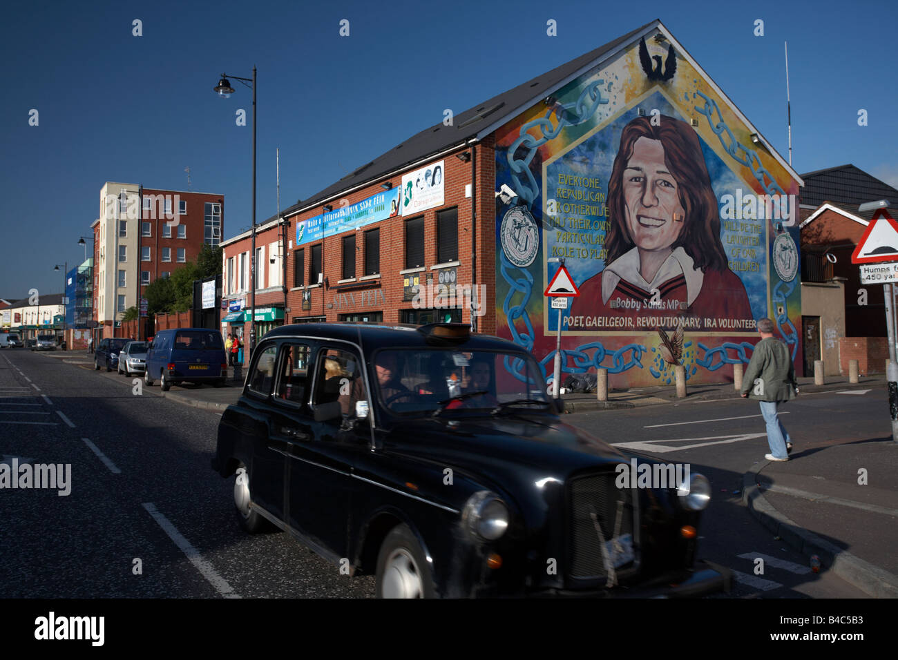 Sinn Fein ufficio e Bobby Sands murale Falls Road Belfast City Centre Irlanda del Nord Regno Unito Foto Stock