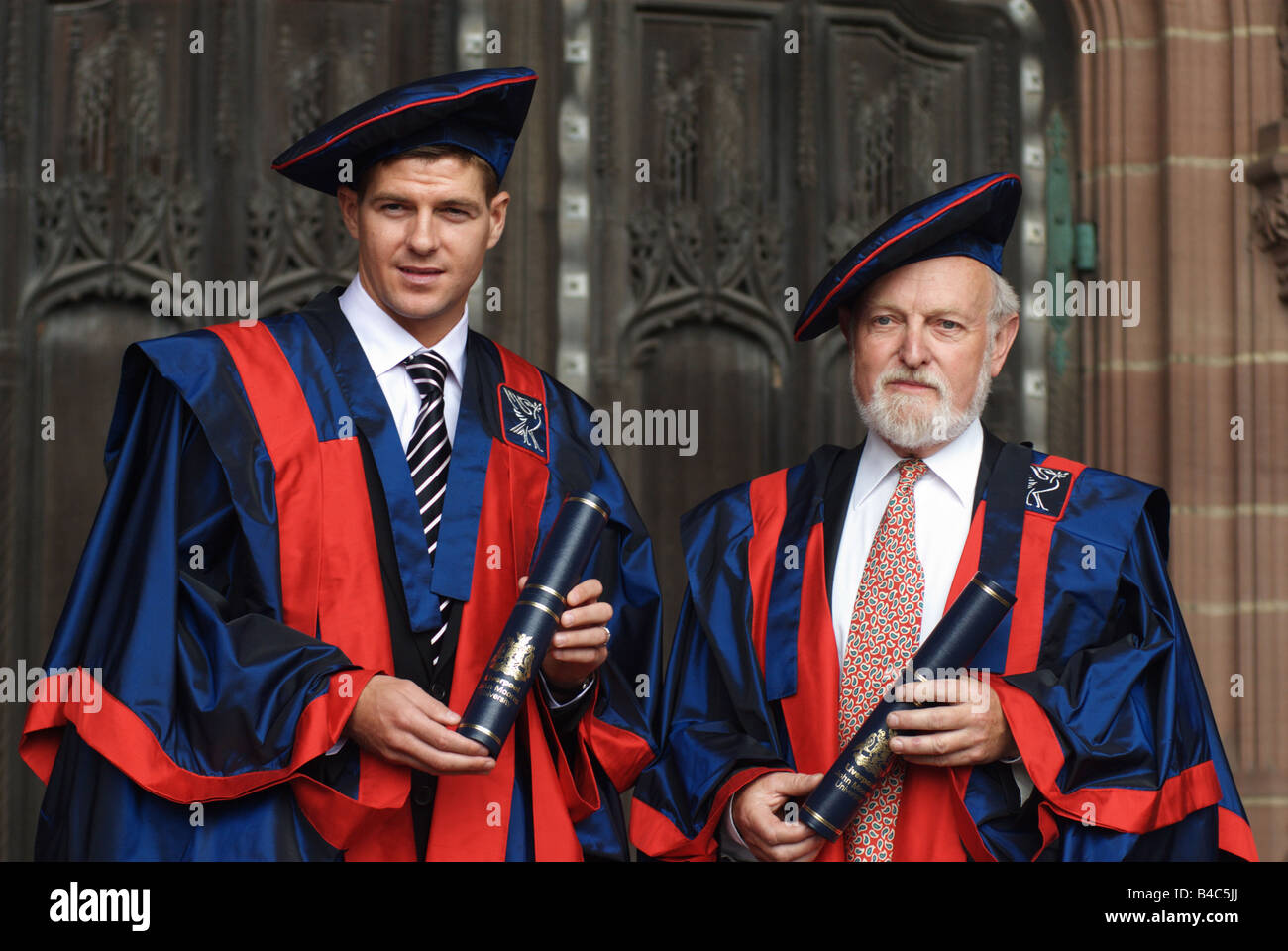 Steven Gerrard con Richard Stilgoe, ha ricevuto una Honorary Fellowship da Liverpool John Moores University. Foto Stock