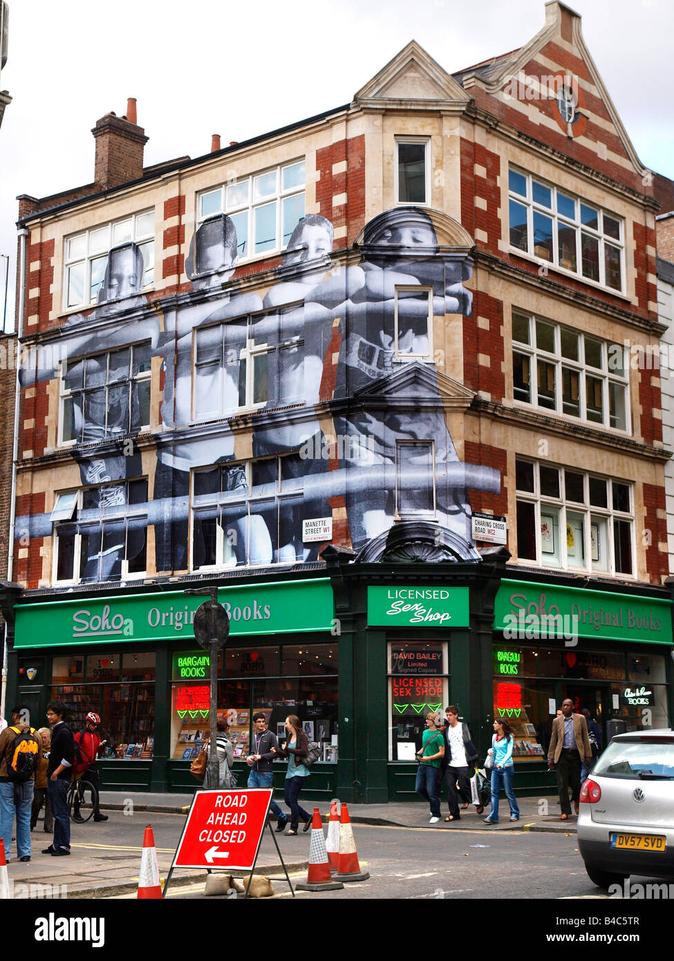 Street Art immagine dall'artista parigino JR, Manette Street appena fuori Charing Cross Road Londra Foto Stock