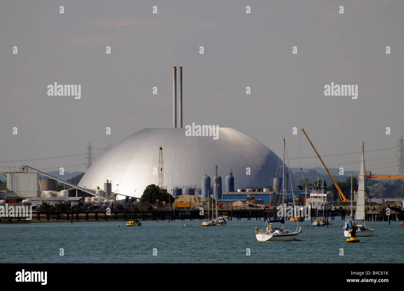 Southampton acqua vela e industria del Regno Unito Inghilterra la cupola in argento a Marchwood di Veolia Servizi Ambientali ERF facility Foto Stock