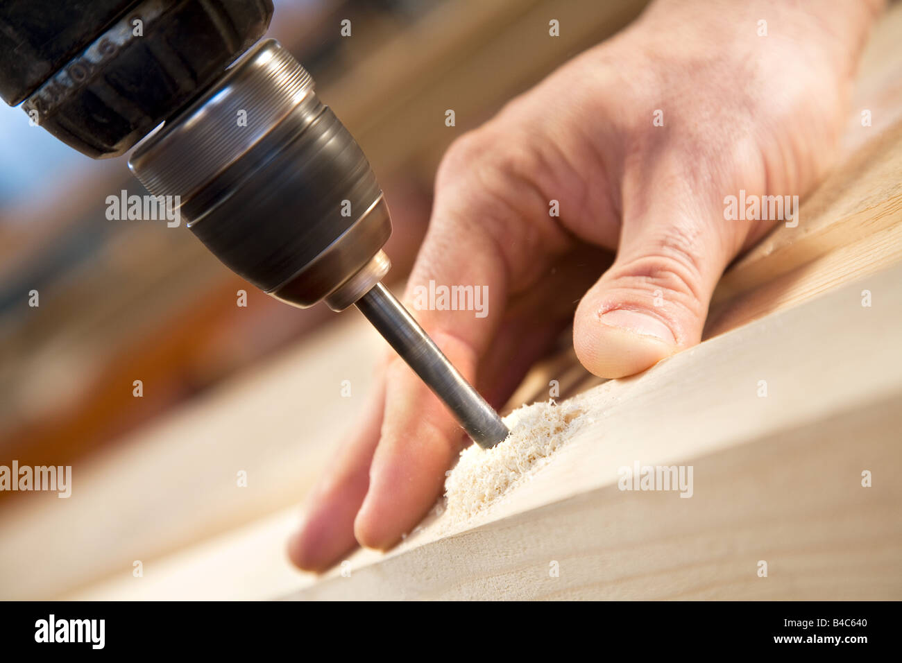 Un dettaglio di un uomo mediante perforazione del foro di trivellazione in un pezzo di legno Foto Stock