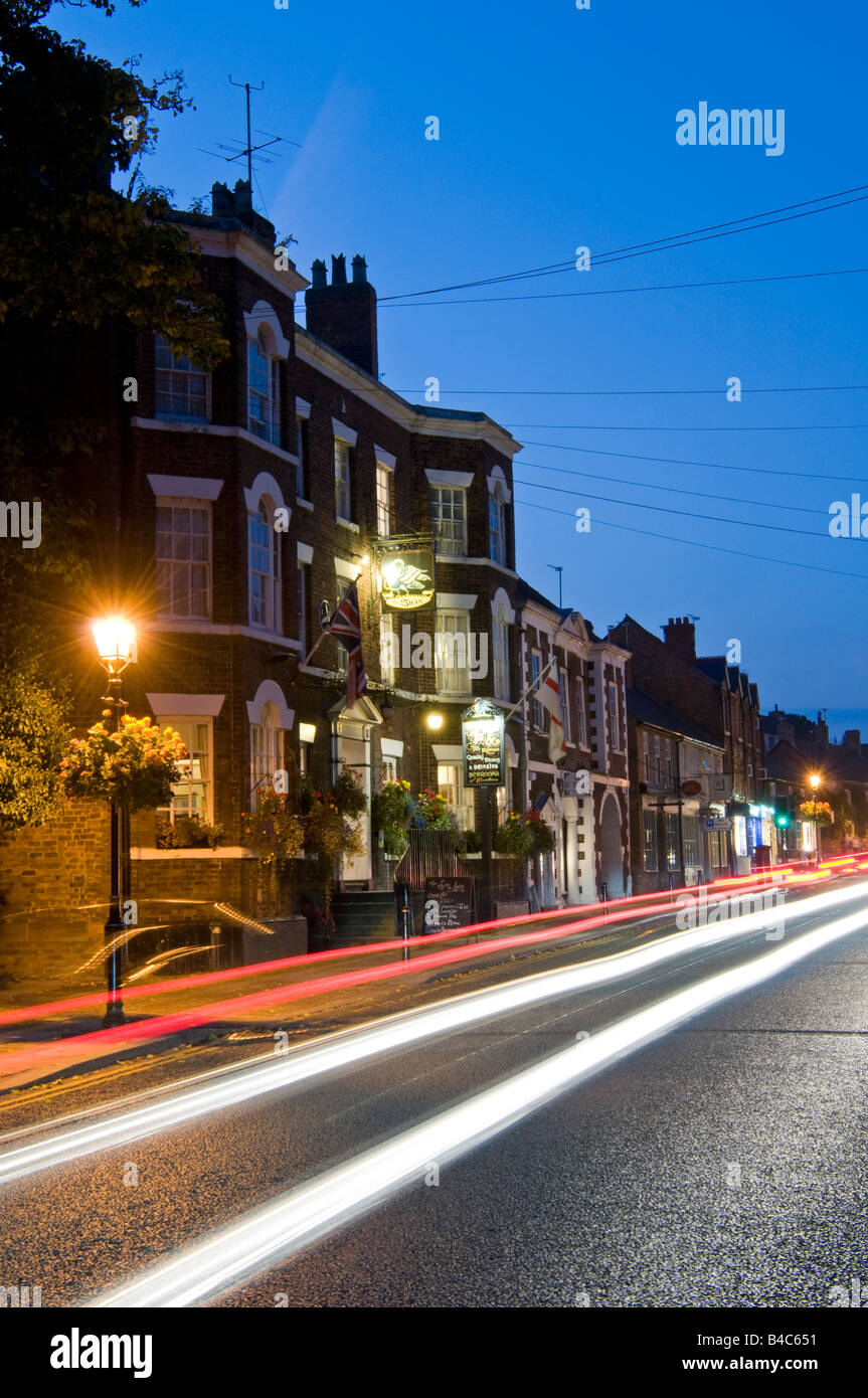 The Swan Inn e Tarporley High Street di notte, Tarporley, Cheshire, Inghilterra, Regno Unito Foto Stock
