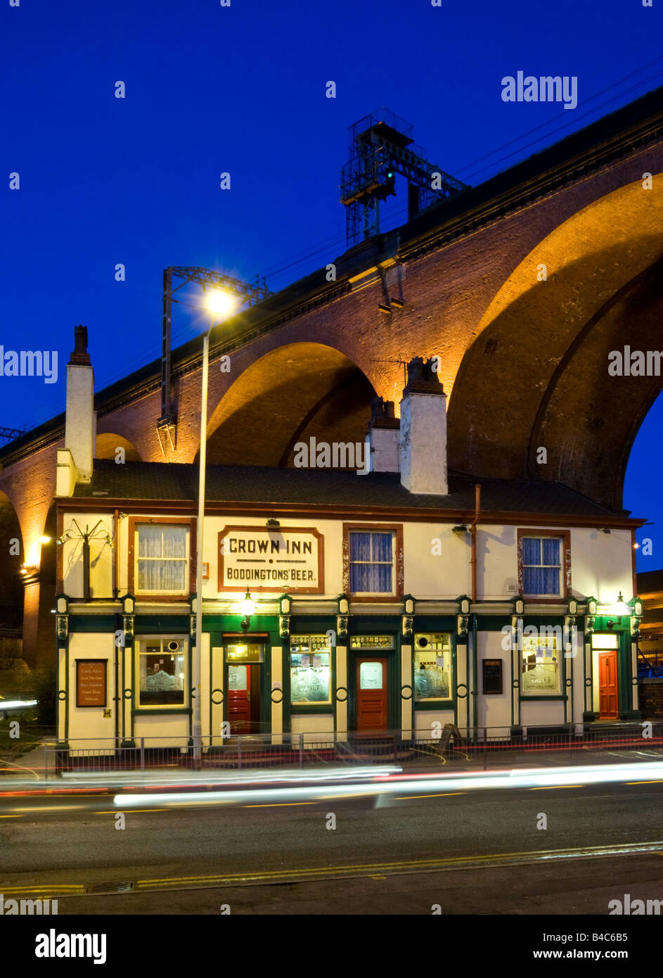 Il Crown Inn Public House & Stockport viadotto di notte, Stockport, Greater Manchester, Inghilterra, Regno Unito Foto Stock