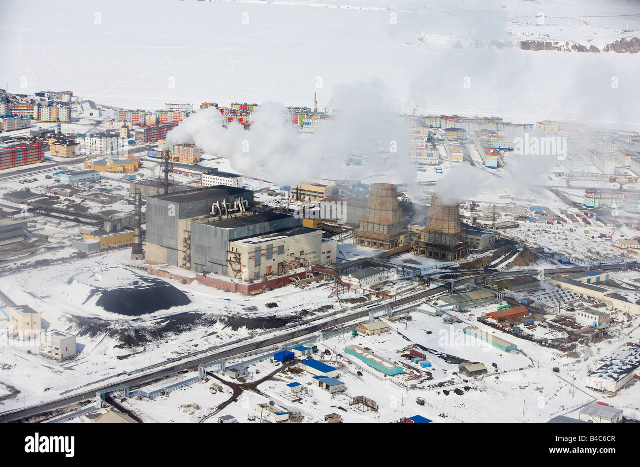 Il carbone powered inquinanti stazione di potenza in prossimità di edifici di appartamenti, Anadyr ,Chukotka Siberia, Russia Foto Stock