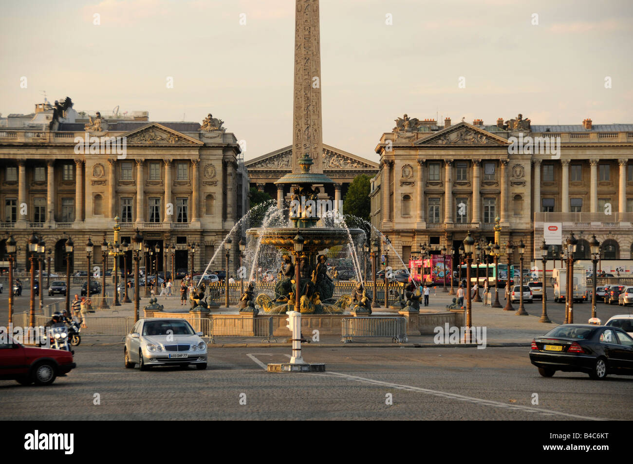 Il traffico sulla Place de la Concorde a Parigi Francia Foto Stock