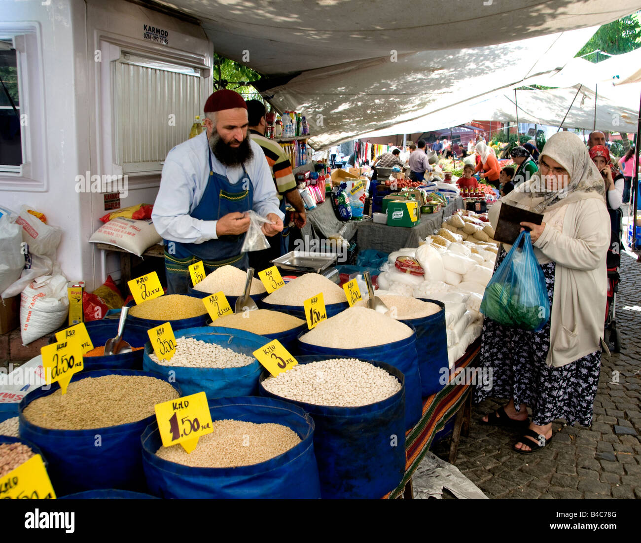 Fruttivendolo dirette vicinanze del Bazaar Egiziano delle Spezie Foto Stock