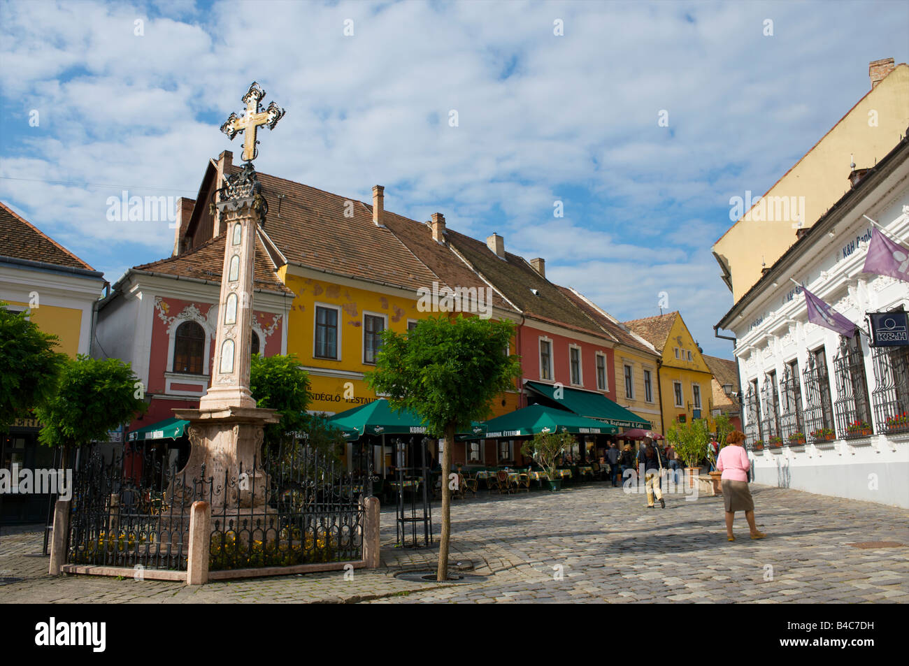 Croce di mercato e degli edifici circostanti, Szentendre, Ungheria, un piccolo villaggio a venti chilometri fino al Danubio da Budapest Foto Stock