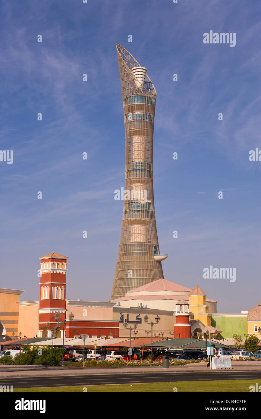 Il Qatar, il Medio Oriente e penisola arabica, Doha, Hyatt Plaza Shopping Mall e a Doha lo stadio sportivo Foto Stock