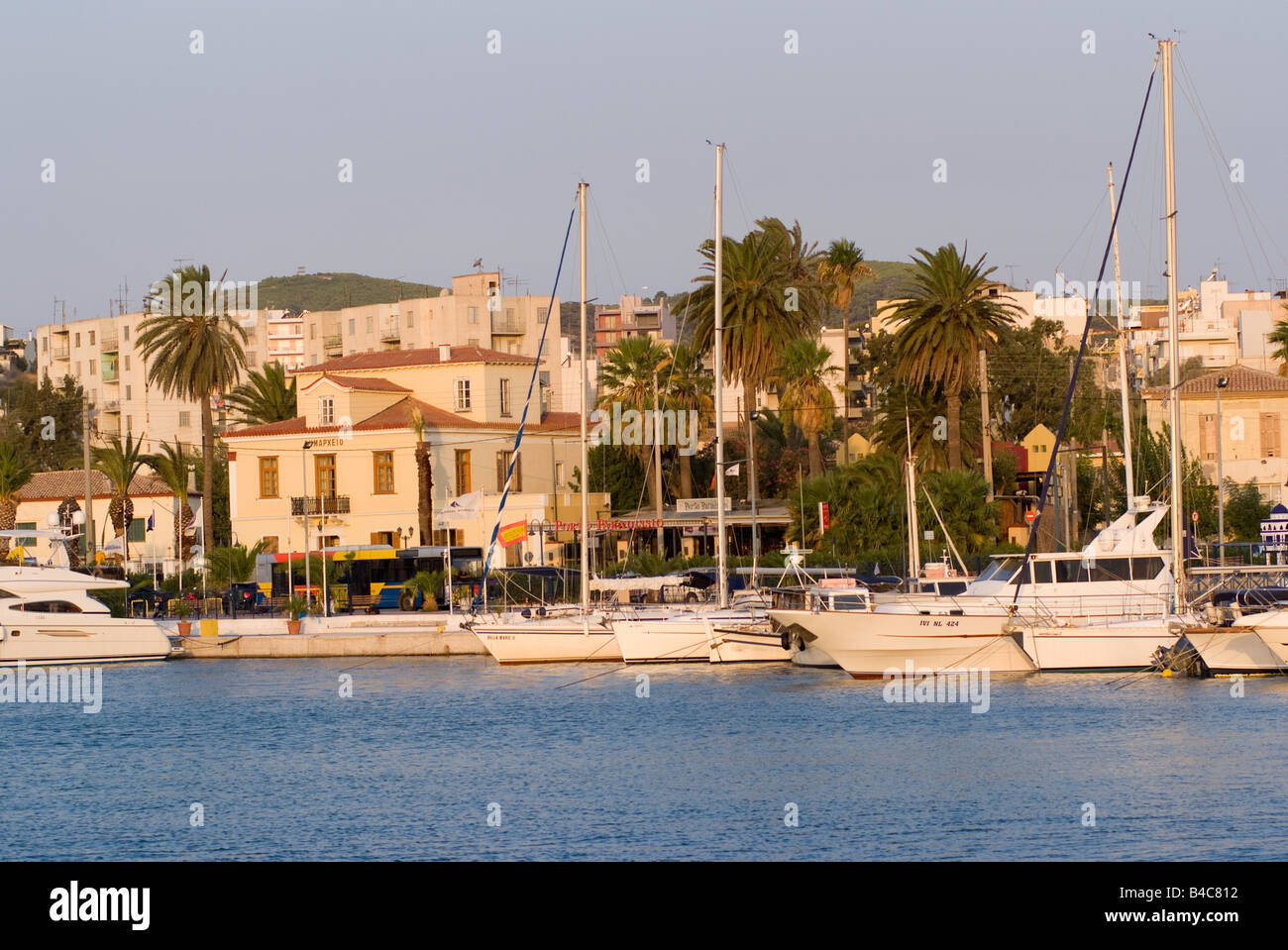 Yacht di lusso e di incrociatori in inizio di mattina di sole a Lavrio porto cittadino Mar Egeo Grecia continentale Foto Stock