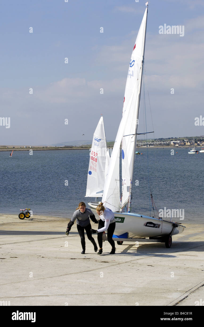 Gli studenti adolescenti al 2012 Vela olimpica Academy di Portland Dorset Foto Stock