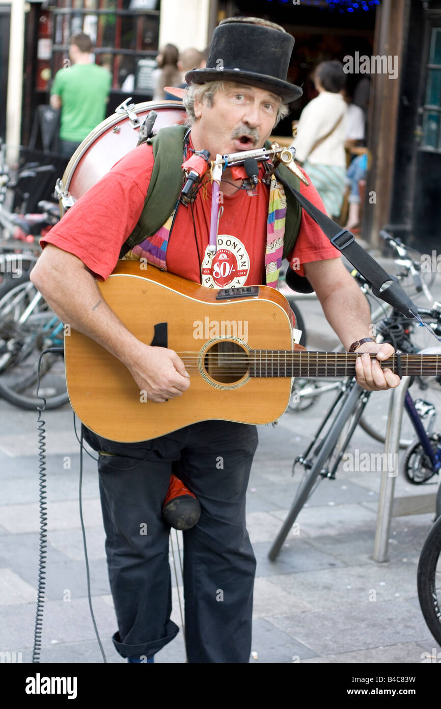 Un one-man-band in Brighton Sussex England Foto Stock