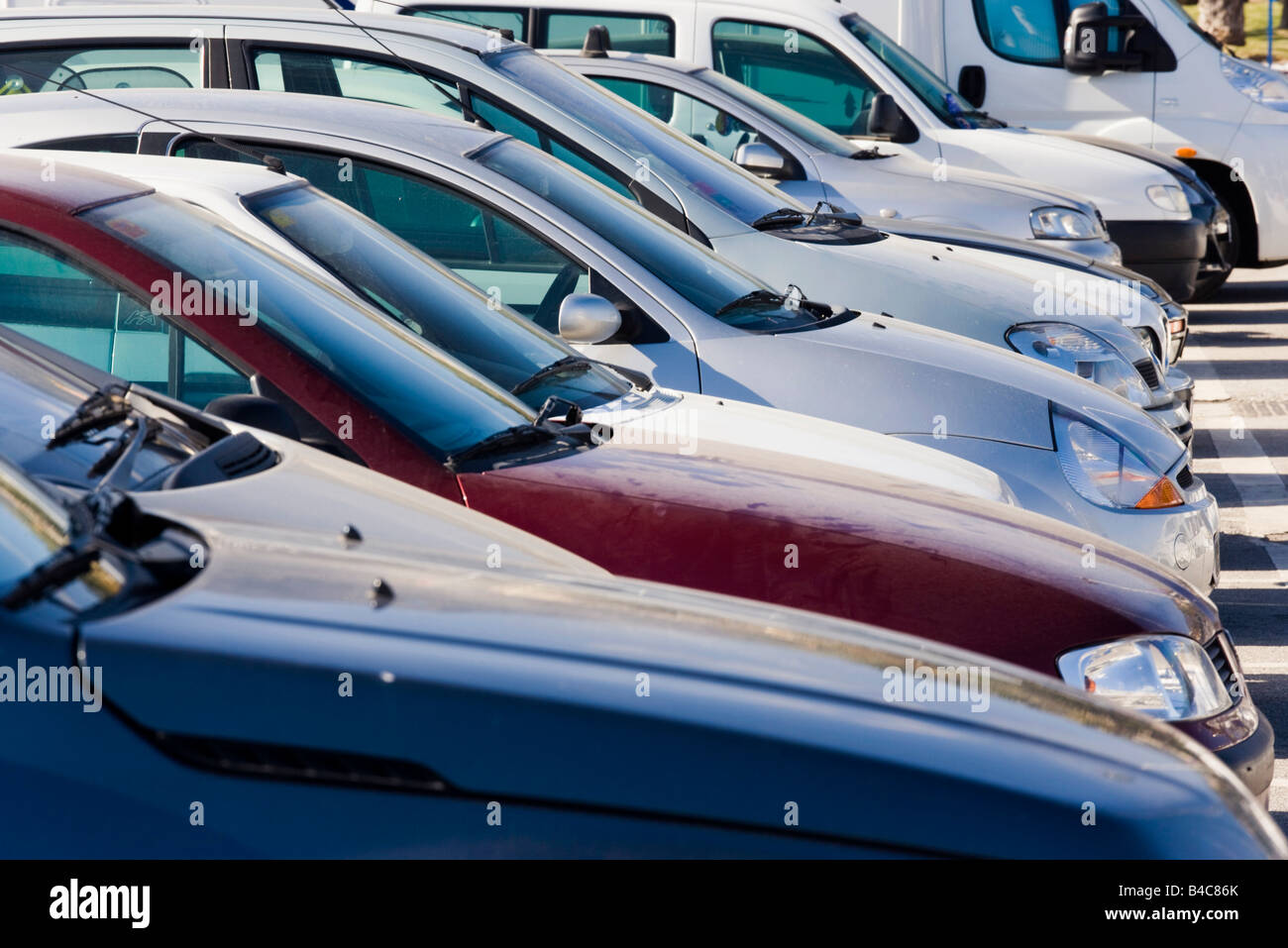 Fila di automobili parcheggiate Foto Stock