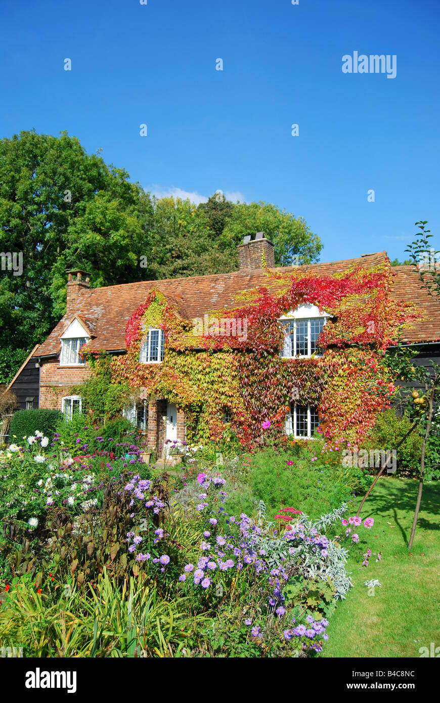 Periodo cottage e giardino, Chartridge, Buckinghamshire, Inghilterra, Regno Unito Foto Stock