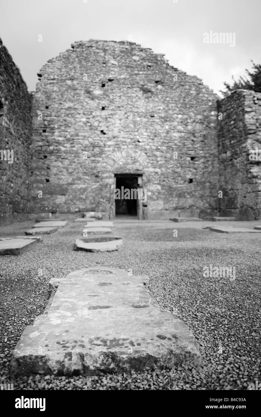 Rovine nel monastero Glendalough Irlanda sito è relativa a San Kevin versione in bianco e nero Foto Stock