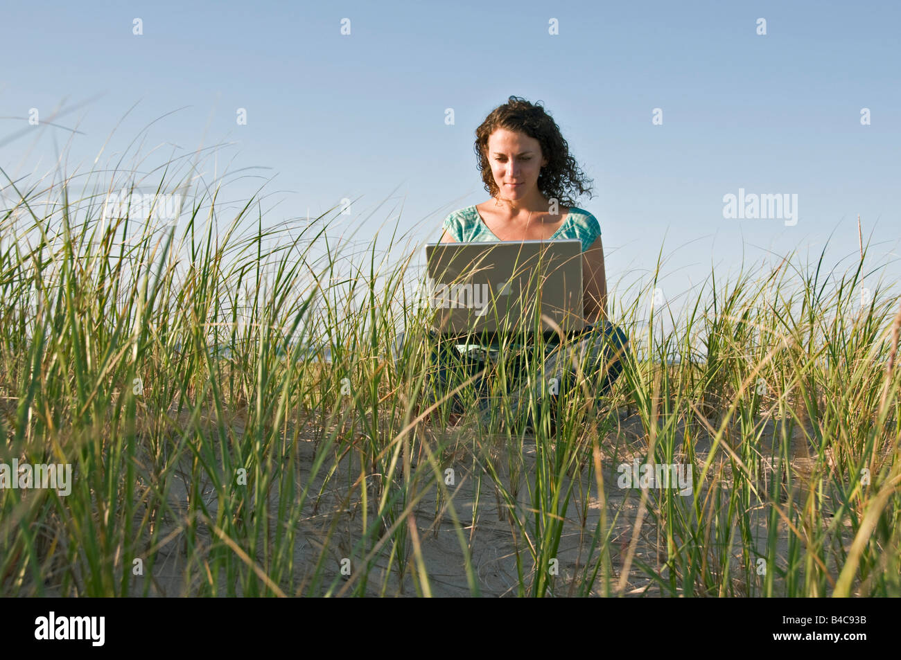 La donna e il computer portatile Foto Stock